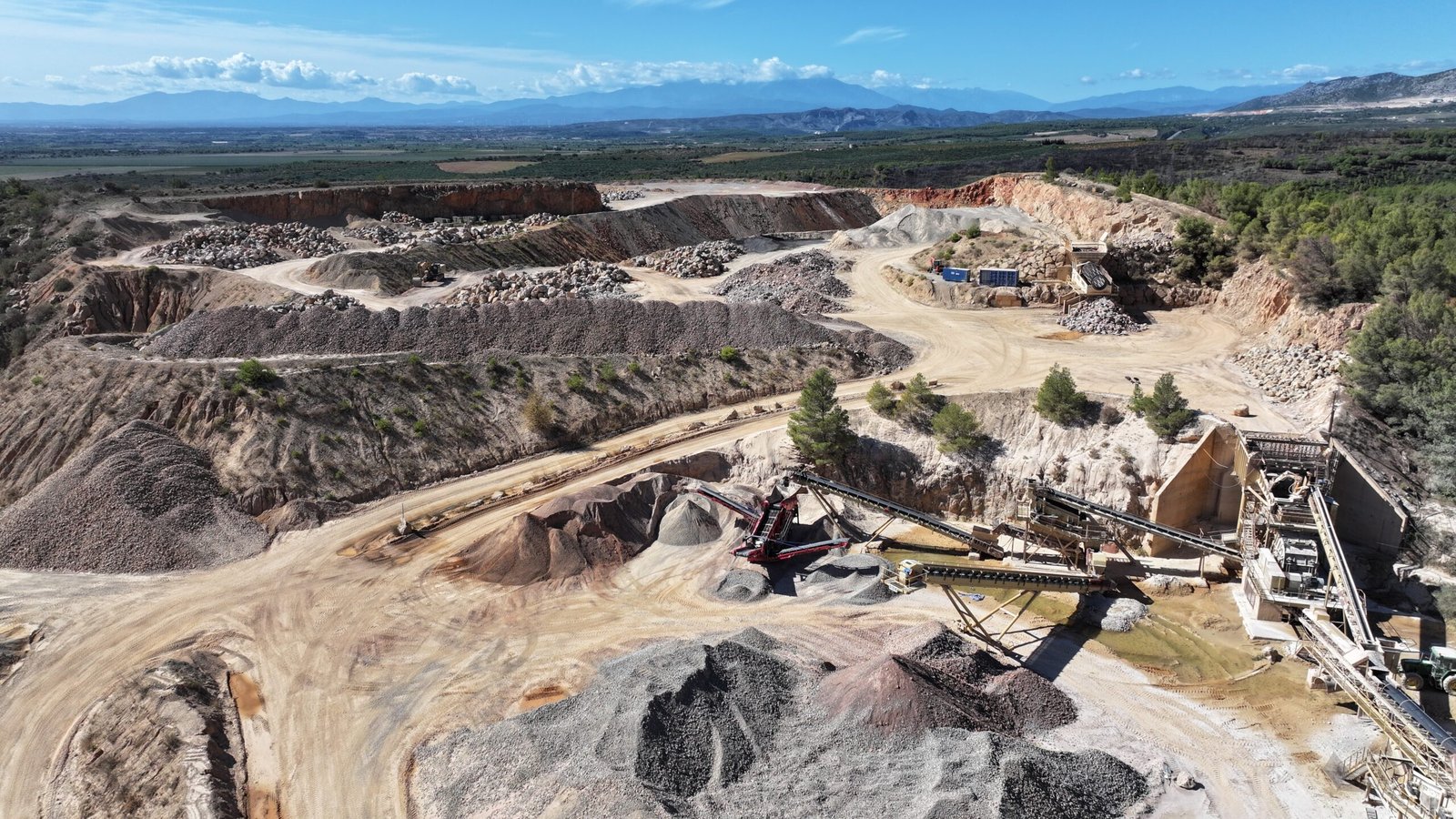 Vue aérienne avec drone de la carrière de Salses-le-Château dans les Pyrénées-Orientales (66) Vue aérienne avec drone de la carrière de Salses-le-Château dans les Pyrénées-Orientales (66)