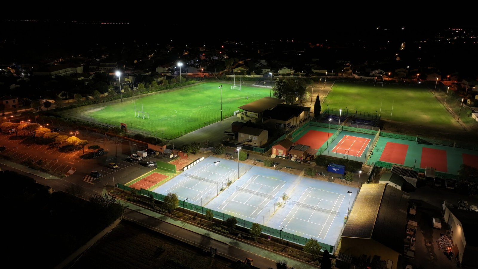 Vue aérienne avec drone du complexe sportif Marcellin Aïta à Sérignan dans l'Hérault (34)