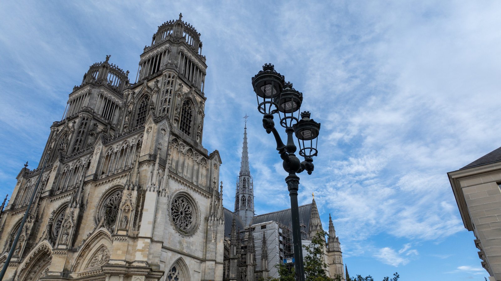 Photographie d'un luminaire ECLATEC avec la cathédrale d'Orléans