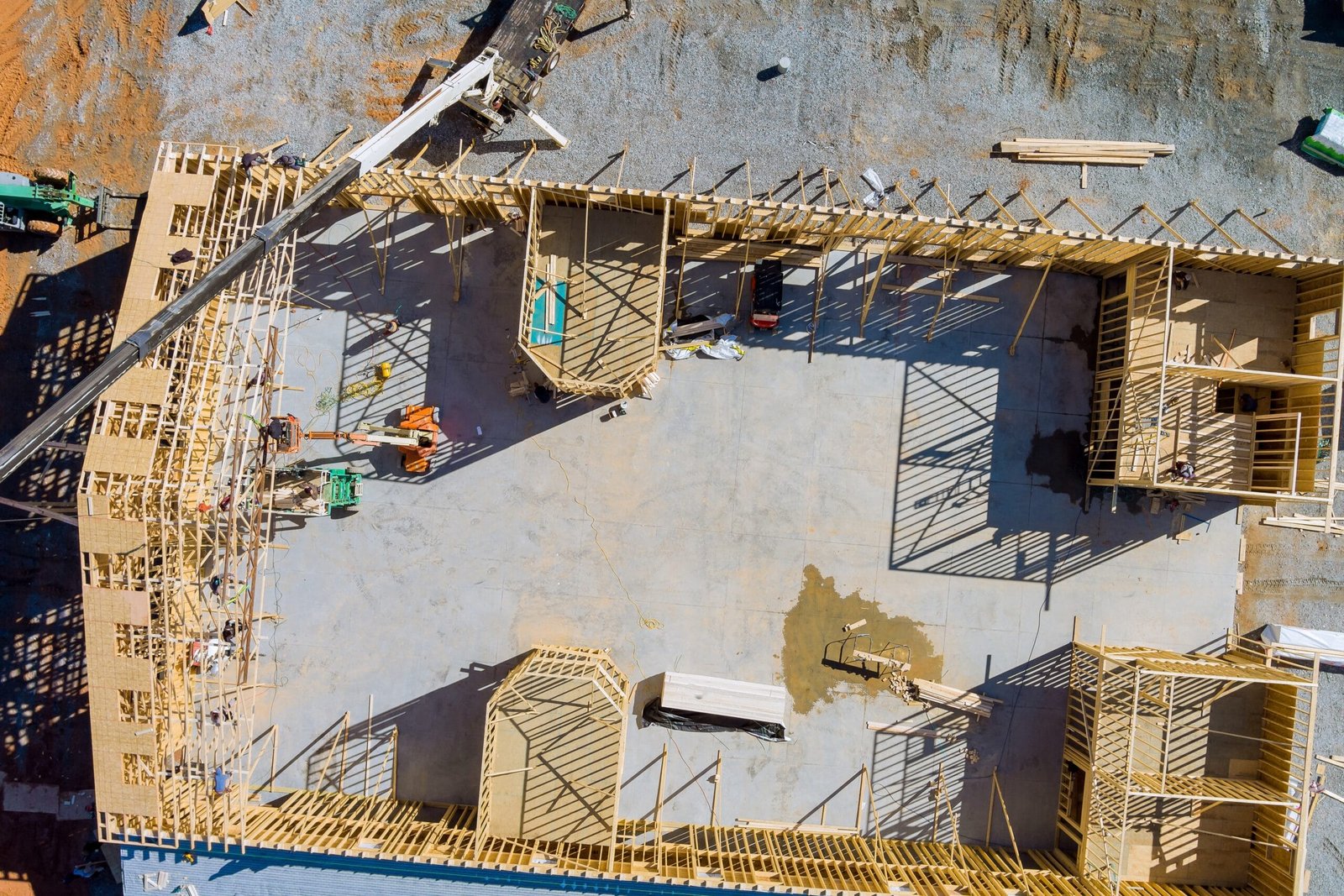New residential construction home framing against a crane holds is new in wood roofing Timelapse chantier à Bordeaux - Gironde (33)